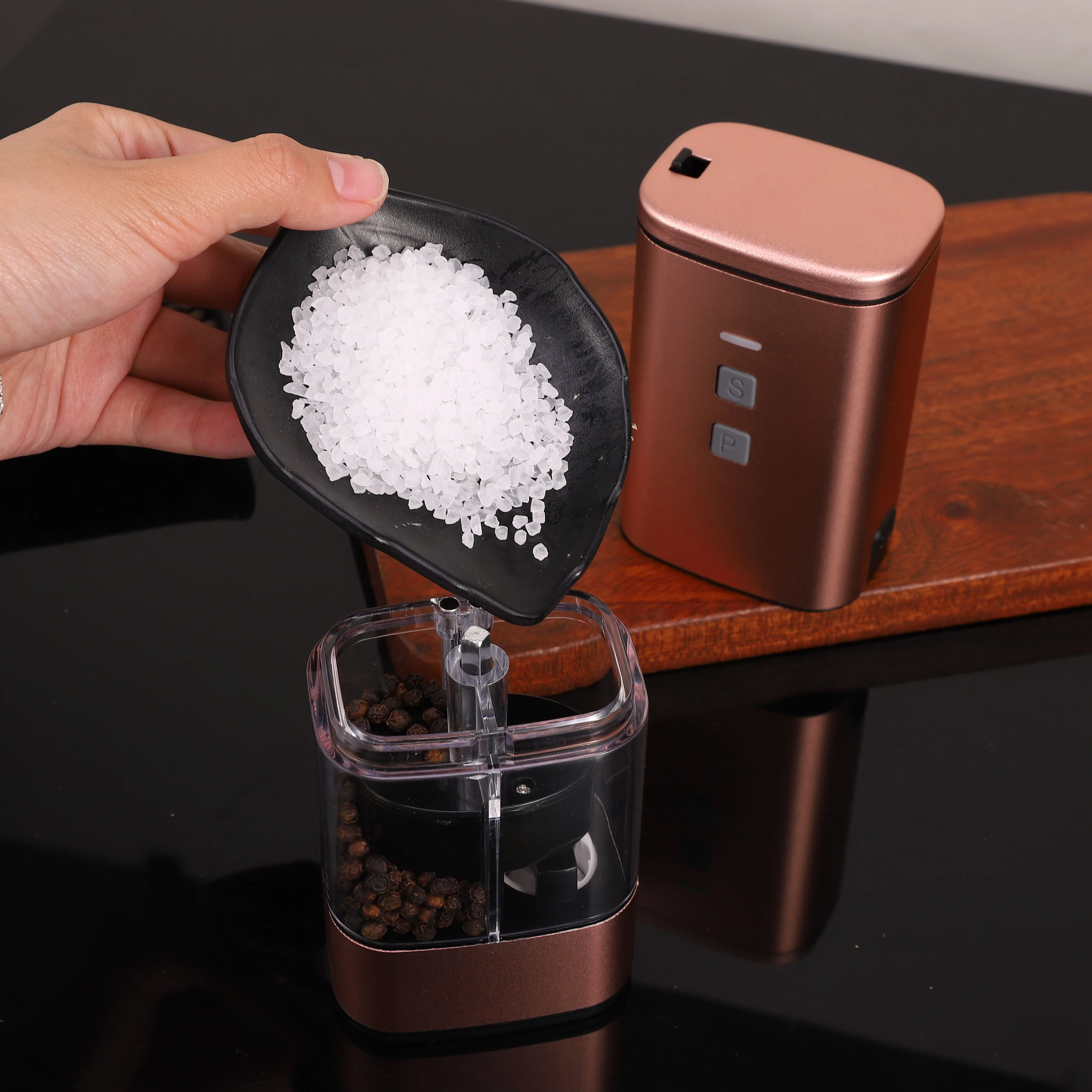 Electric 2-in-1 Salt and Pepper Grinder - Image 4