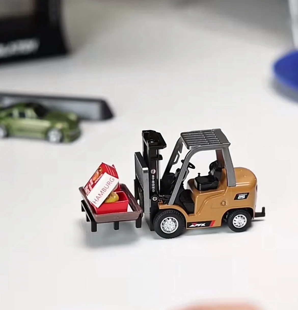 Remote-Controlled Alloy Forklift Engineering Vehicle Model - Image 6