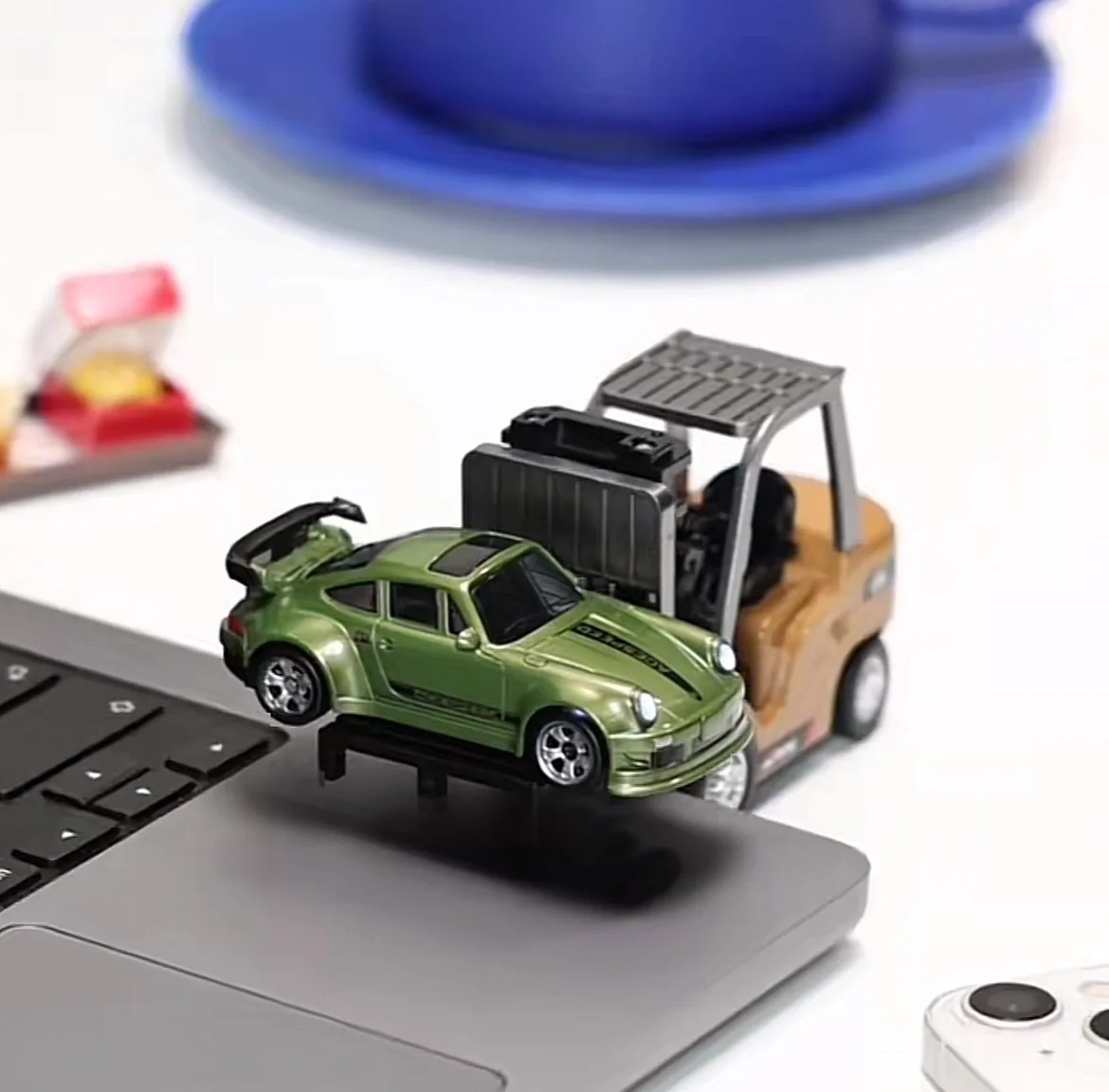 Remote-Controlled Alloy Forklift Engineering Vehicle Model - Image 7